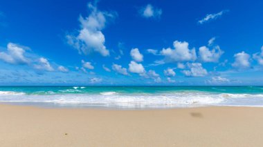 Yumuşak mavi dalga Tropikal deniz plajı Bulutlu güneşli gökyüzü