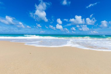 Yumuşak mavi dalga Tropikal deniz plajı Bulutlu güneşli gökyüzü