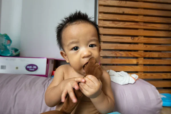 Adorável Bebê Menino Nervosamente Expressão Mordendo Boneca Brinquedo Primeiro Dente — Fotografia de Stock