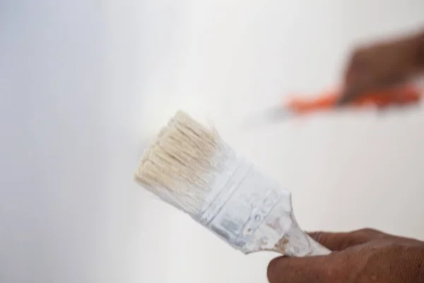 Malíř Muž Ručně Malovat Bílou Barvu Vnitřní Stěně Válečkem Domácí — Stock fotografie
