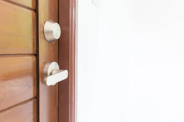 現代のノブデッドロックチーク材のドア インテリアオブジェクト — ストック写真