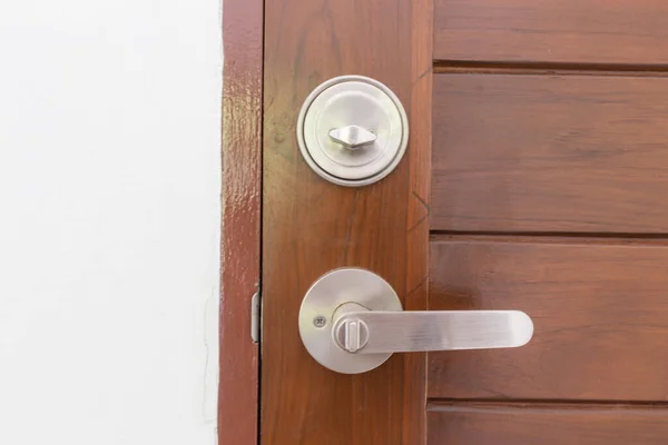 現代のノブデッドロックチーク材のドア インテリアオブジェクト — ストック写真