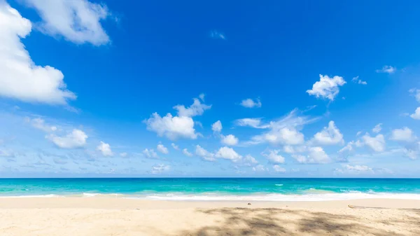 Suave Azul Onda Tropical Mar Praia Ensolarado Céu Com Nuvem — Fotografia de Stock