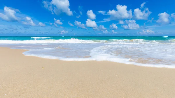 Měkká Modrá Vlna Tropické Moře Pláž Slunné Nebe Mrakem — Stock fotografie