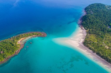 Havadan manzara egzotik deniz kıyısı beyaz kum kumsalı yeşil palmiye ağacı Koh Kood Tayland