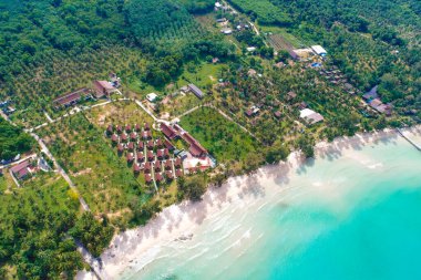 Havadan manzara egzotik deniz kıyısı beyaz kum kumsalı yeşil palmiye ağacı Koh Kood Tayland