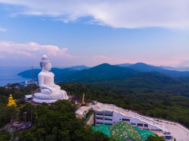 Dağ zirvesinin tepesindeki büyük beyaz Budist keşiş gündoğumu gökyüzü gökyüzü manzarası, Phuket Tayland