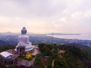 Dağ zirvesinin tepesindeki büyük beyaz Budist keşiş gündoğumu gökyüzü gökyüzü manzarası, Phuket Tayland