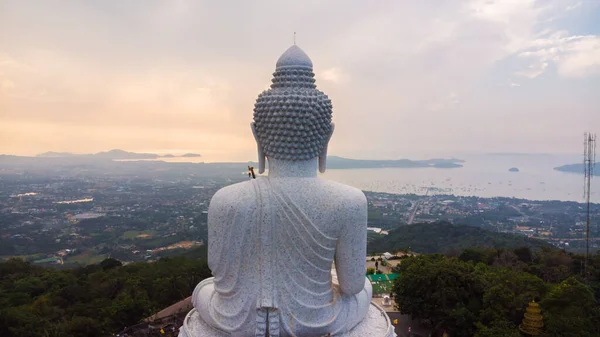 Großer Weißer Buddhistischer Mönch Auf Dem Gipfel Des Berges Sonnenaufgang — Stockfoto