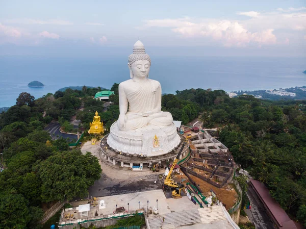 Großer Weißer Buddhistischer Mönch Auf Dem Gipfel Des Berges Sonnenaufgang — Stockfoto