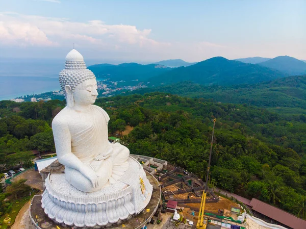 Großer Weißer Buddhistischer Mönch Auf Dem Gipfel Des Berges Sonnenaufgang — Stockfoto