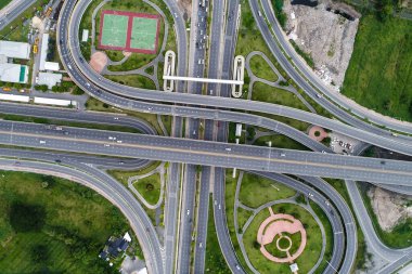 Şehir kavşağı trafik yolu yeşil doğa çim hava manzaralı nakliye