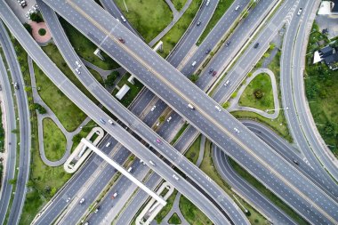 Şehir kavşağı trafik yolu yeşil doğa çim hava manzaralı nakliye