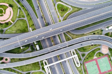 Şehir kavşağı trafik yolu yeşil doğa çim hava manzaralı nakliye