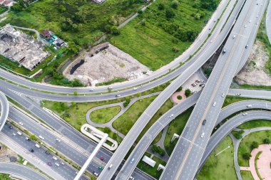 Şehir kavşağı trafik yolu yeşil doğa çim hava manzaralı nakliye