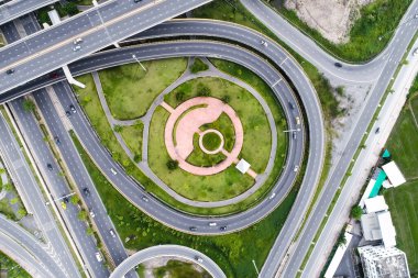 Şehir kavşağı trafik yolu yeşil doğa çim hava manzaralı nakliye