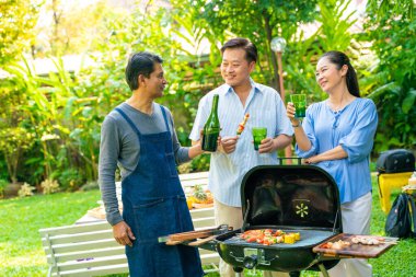 Park emeklilik partisinde barbekü partisi veren bir grup son sınıf öğrencisi.