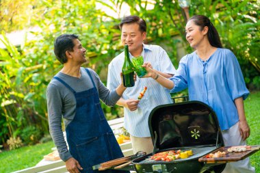 Park emeklilik partisinde barbekü partisi veren bir grup son sınıf öğrencisi.