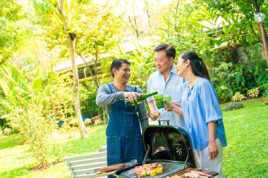 Park emeklilik partisinde barbekü partisi veren bir grup son sınıf öğrencisi.