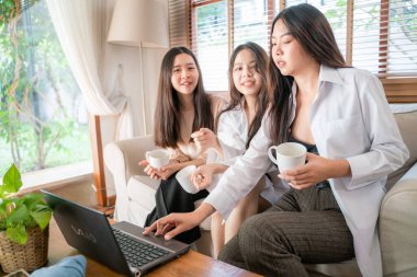 Buusiness kadın takımı rahat ev ofisinin internet teknolojisi konseptinde dizüstü bilgisayarla çalışıyor.