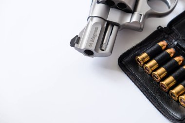 .44 magnum revolver tabancası, beyaz arka planda yumuşak uçlu mermi.