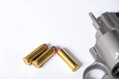 .44 magnum revolver tabancası, beyaz arka planda yumuşak uçlu mermi.