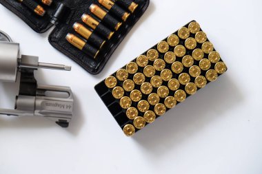 .44 magnum revolver tabancası, beyaz arka planda yumuşak uçlu mermi.