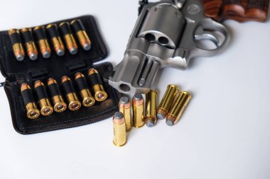 .44 magnum revolver tabancası, beyaz arka planda yumuşak uçlu mermi.