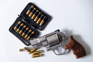 .44 magnum revolver tabancası, beyaz arka planda yumuşak uçlu mermi.