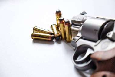 .44 magnum revolver tabancası, beyaz arka planda yumuşak uçlu mermi.