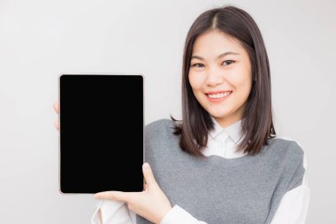Beyaz arka planda tablet bilgisayarı olan iş kadını gülümsemesi, iş teknolojisi