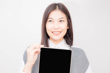 Beyaz arka planda tablet bilgisayarı olan iş kadını gülümsemesi, iş teknolojisi