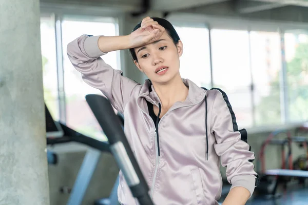 在健身馆骑自行车 过健康的生活方式后 有魅力的亚洲女人都很疲倦 — 图库照片