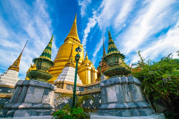 Templo Buda Esmeralda Pagode Dourado Céu Azul Com Turismo Nuvem — Fotografia de Stock