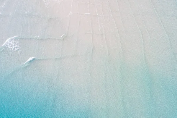 Blaues Klares Meerwasser Welle Auf Weißem Sand Strand Sommerurlaub Luftaufnahme — Stockfoto