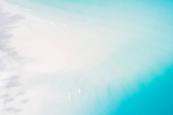 Blaues Klares Meerwasser Welle Auf Weißem Sand Strand Sommerurlaub Luftaufnahme — Stockfoto