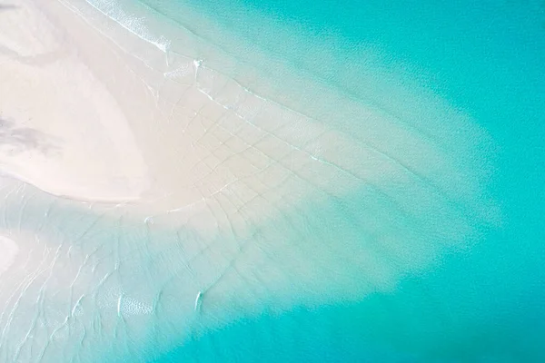 白い砂浜で青い澄んだ海の水の波夏休みの航空ビュー — ストック写真