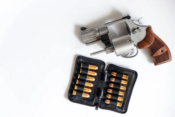 Pistola Revólver Magnum Con Chaqueta Punta Blanda Sobre Fondo Blanco — Foto de Stock