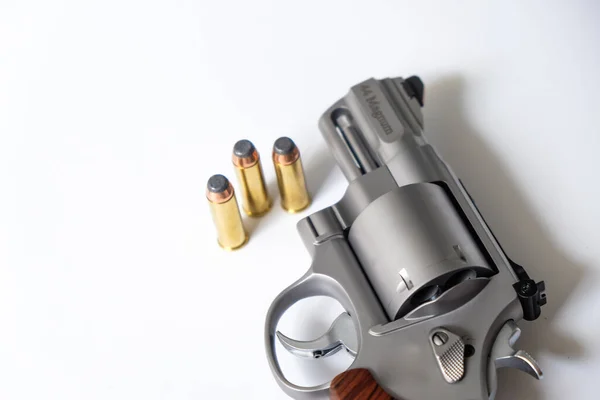 Magnum Revolver Gunとともにジャケットソフトポイントバレエ上の白の背景 — ストック写真