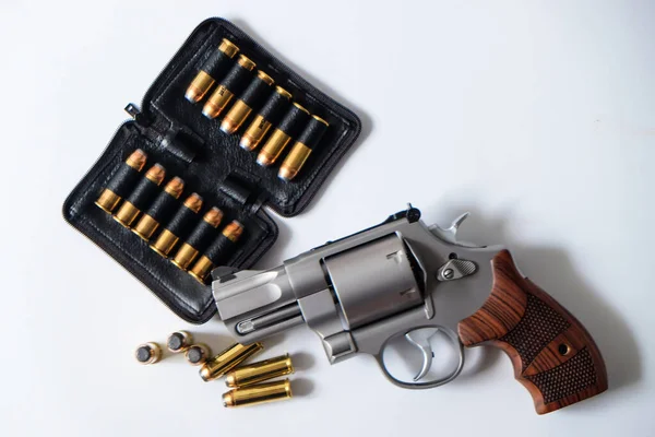 Magnum Revolver Pisztoly Zakó Puha Pont Bulet Fehér Háttér — Stock Fotó