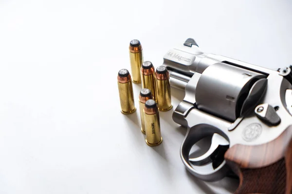 Pistola Revólver Magnum Com Jaqueta Bulet Ponto Macio Fundo Branco — Fotografia de Stock