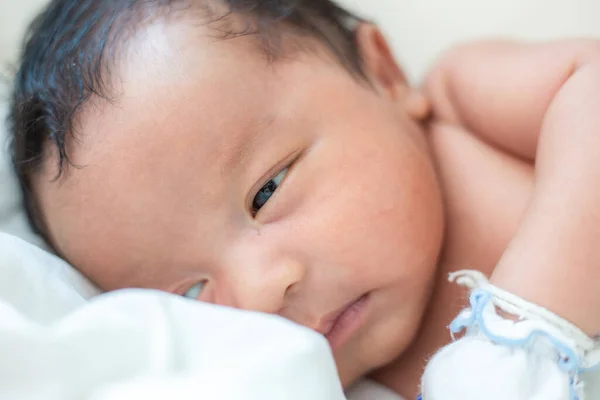Bambino Neonato Dormire Sul Concetto Assistenza Sanitaria Coperta Bianca — Foto Stock