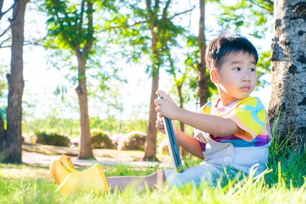 Adorable Asiático Chico Sentado Bajo Árbol Uso Tableta Computadora Tecnología — Foto de Stock