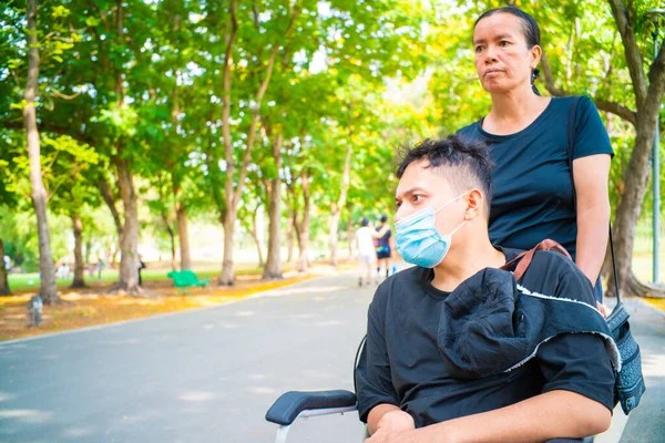 Desactivar Hombre Sentado Silla Ruedas Parque Verde Ciudad Con Máscara —  Fotos de Stock