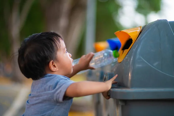 Malé Asijské Batole Chlapeček Házení Plastové Láhve Recyklaci Koše Veřejném — Stock fotografie