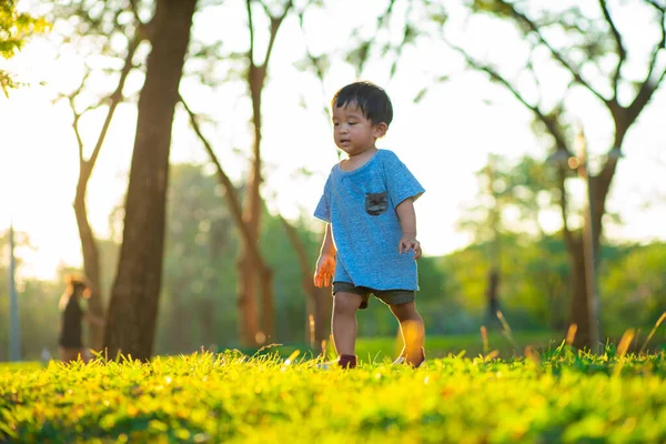 Adorable Asiático Chico Jugando Verde Hierba Pradera Puesta Del Sol — Foto de Stock