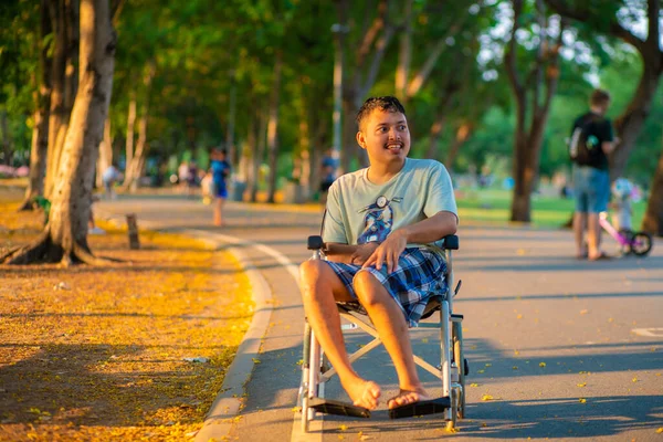 Ung Handikappad Man Sitter Rullstol Stadsparken Solnedgång Ljus Hopp Koncept — Stockfoto