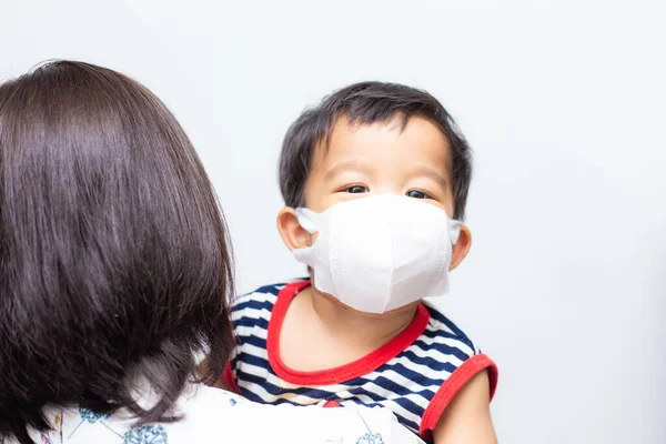 Küçük Çocuk Numaralı Maskeyi Takıyor Beyaz Arka Planda Karanlık Virüsü — Stok fotoğraf