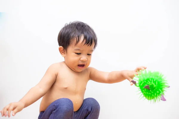 Corona Virüsü Karantinasında Oynayan Sevimli Erkek Bebek Yoksa Beyaz Arka — Stok fotoğraf