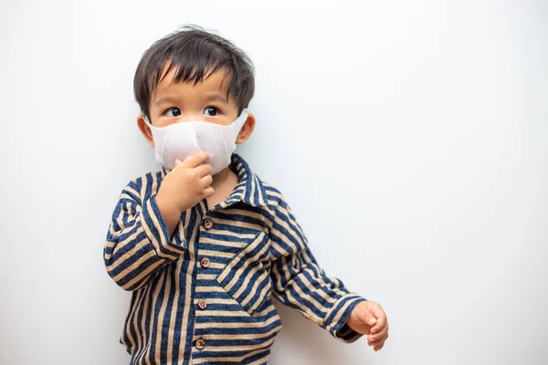 Pm2 5とコロナウイルス または白い背景にCovid 19感染症のための防塵マスクを身に着けているアジアの赤ん坊の少年の肖像画 ウイルスの安全のための顔衛生マスク — ストック写真